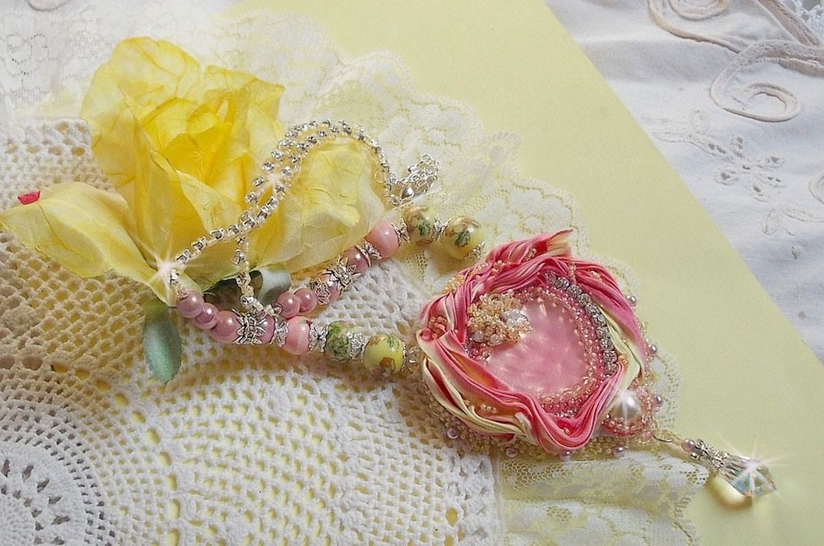 Colar Tender Heart Necklace bordado com fita de seda rosa e amarela, contas de cerâmica, cristais Swarovski e contas de sementes