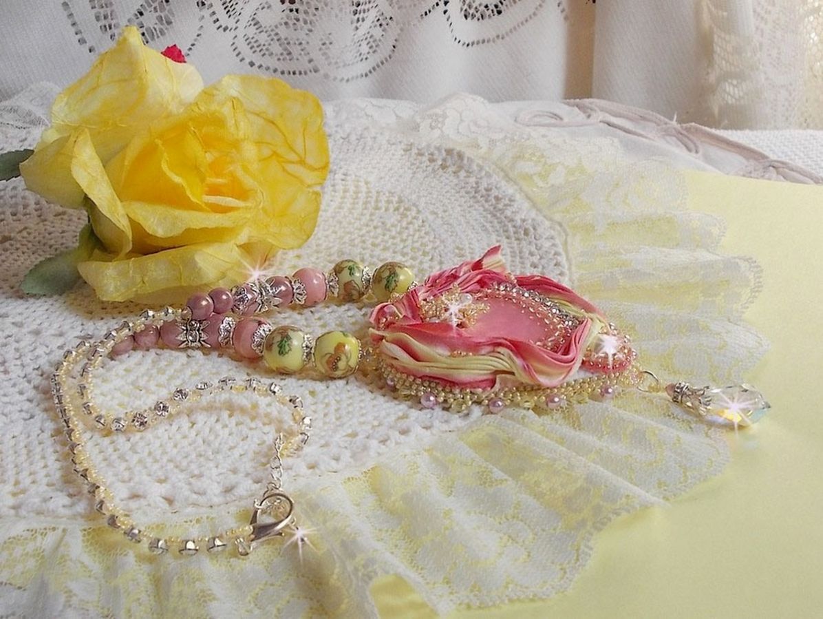 Colar Tender Heart Necklace bordado com fita de seda rosa e amarela, contas de cerâmica, cristais Swarovski e contas de sementes