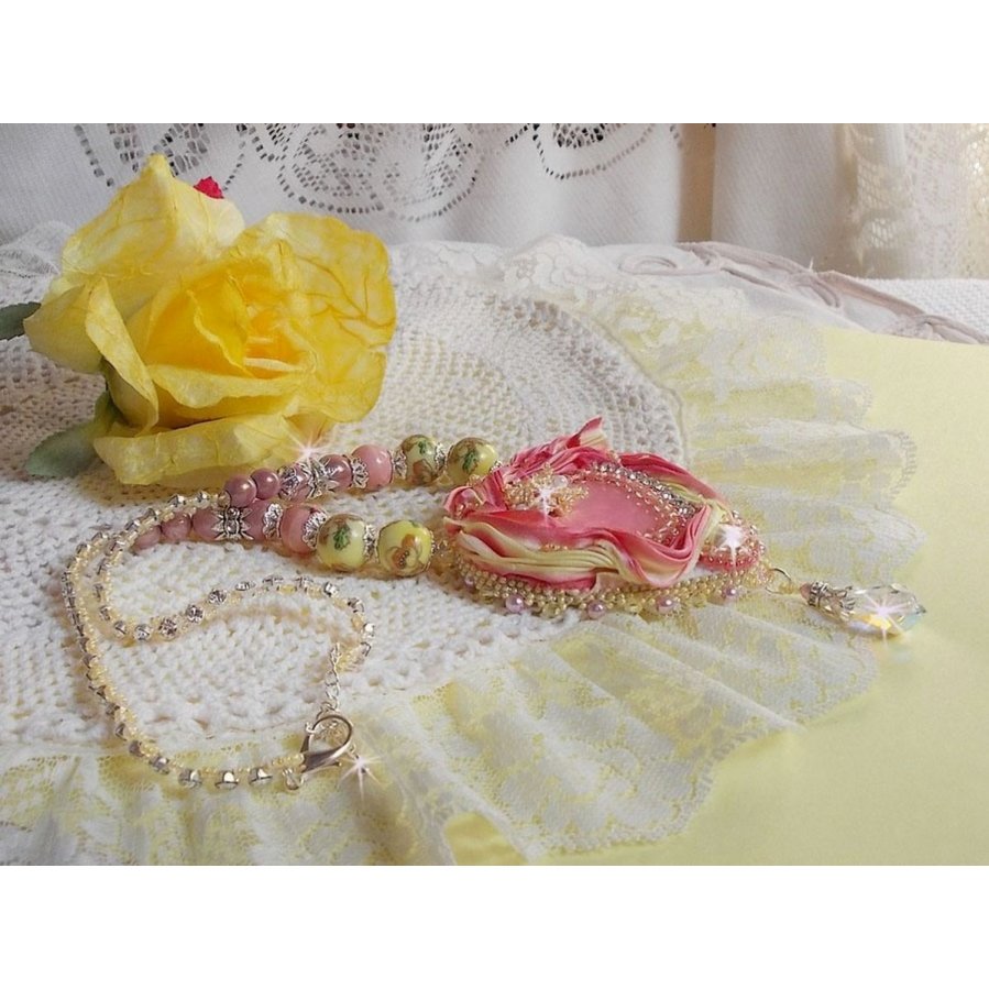 Colar Tender Heart Necklace bordado com fita de seda rosa e amarela, contas de cerâmica, cristais Swarovski e contas de sementes