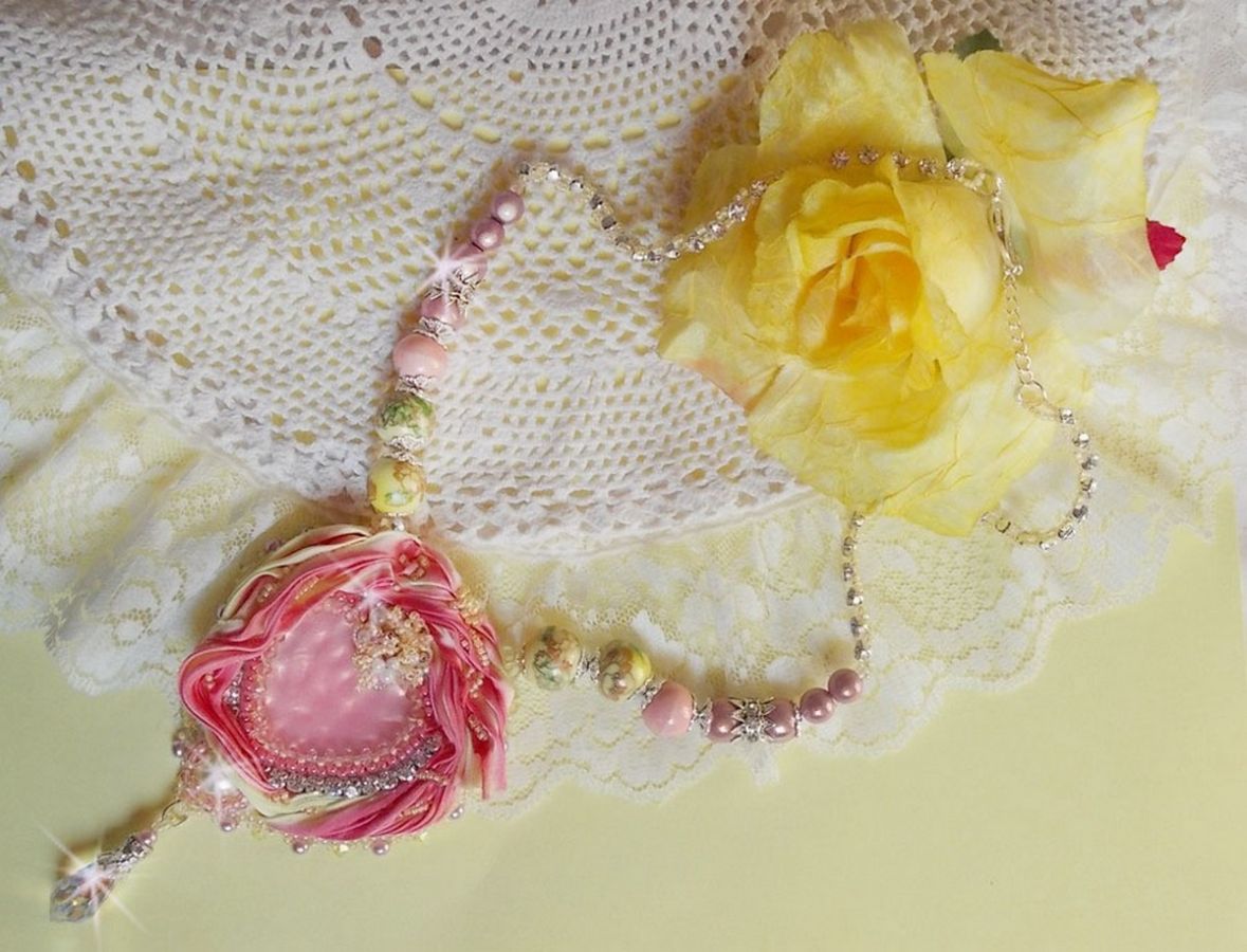 Colar Tender Heart Necklace bordado com fita de seda rosa e amarela, contas de cerâmica, cristais Swarovski e contas de sementes