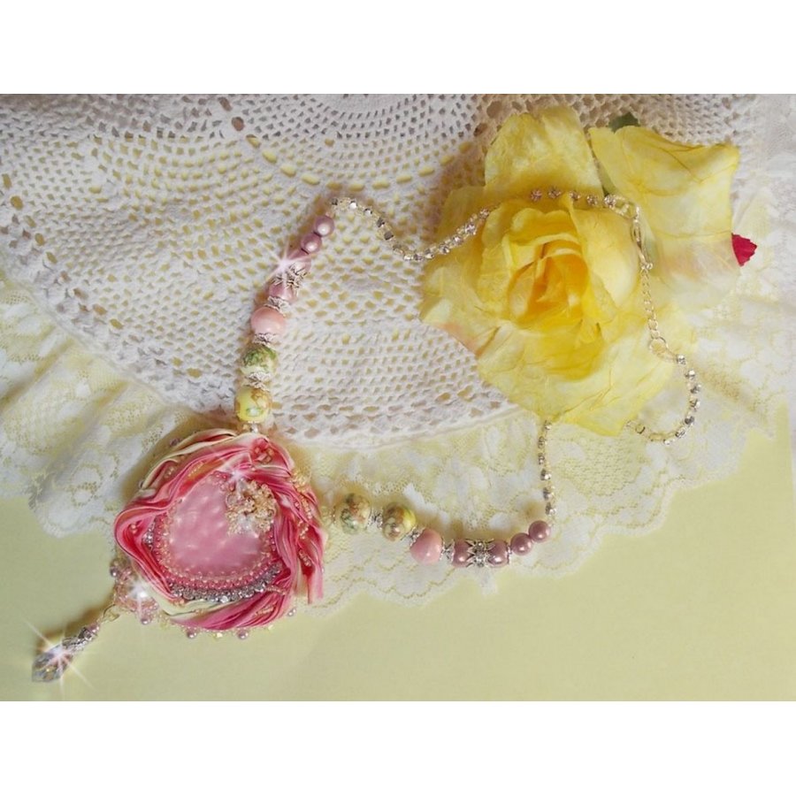 Colar Tender Heart Necklace bordado com fita de seda rosa e amarela, contas de cerâmica, cristais Swarovski e contas de sementes