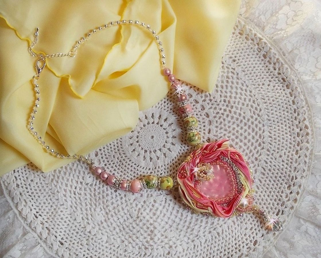 Colar Tender Heart Necklace bordado com fita de seda rosa e amarela, contas de cerâmica, cristais Swarovski e contas de sementes