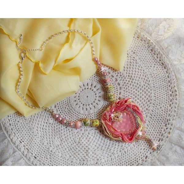 Colar Tender Heart Necklace bordado com fita de seda rosa e amarela, contas de cer&acirc;mica, cristais Swarovski e contas de sementes