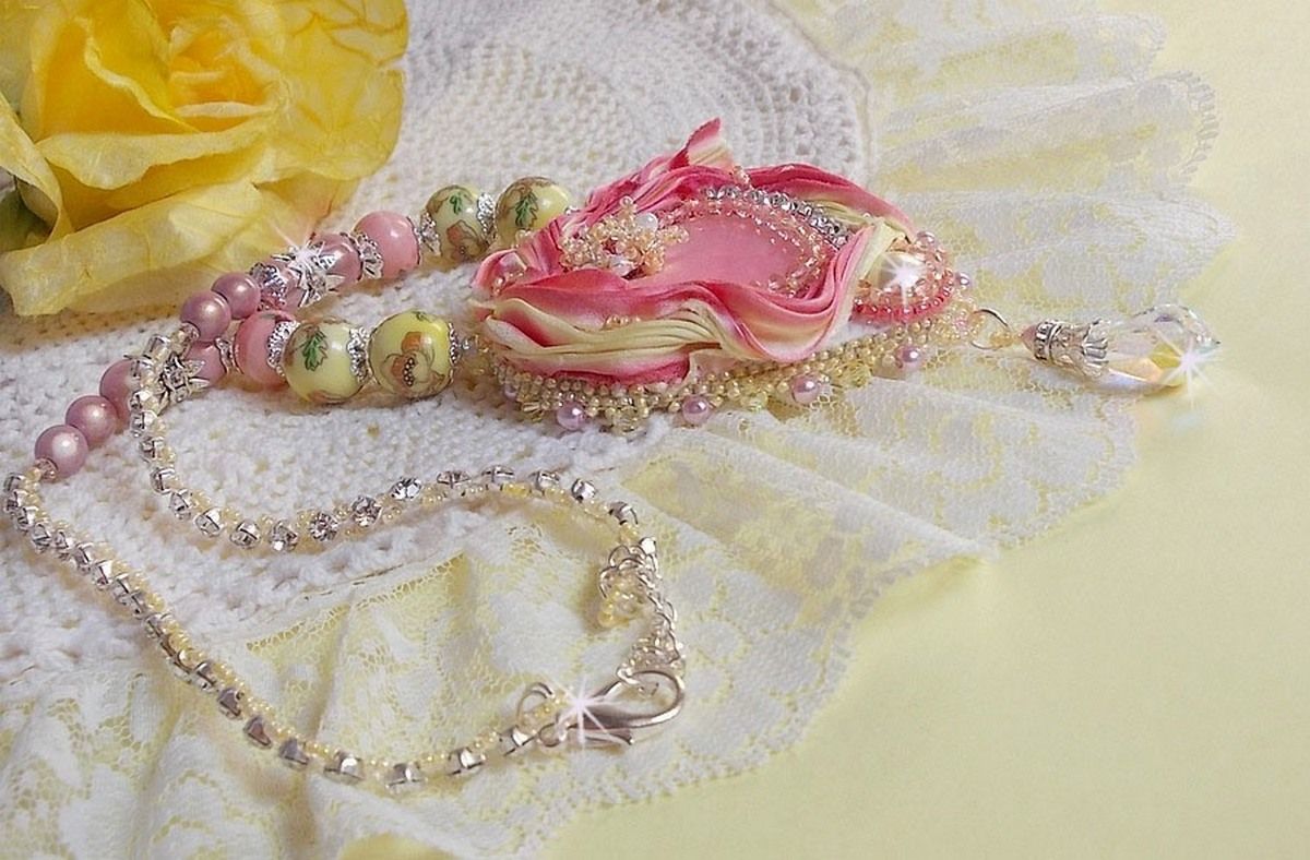 Colar Tender Heart Necklace bordado com fita de seda rosa e amarela, contas de cerâmica, cristais Swarovski e contas de sementes