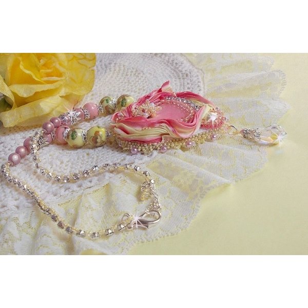 Colar Tender Heart Necklace bordado com fita de seda rosa e amarela, contas de cerâmica, cristais Swarovski e contas de sementes