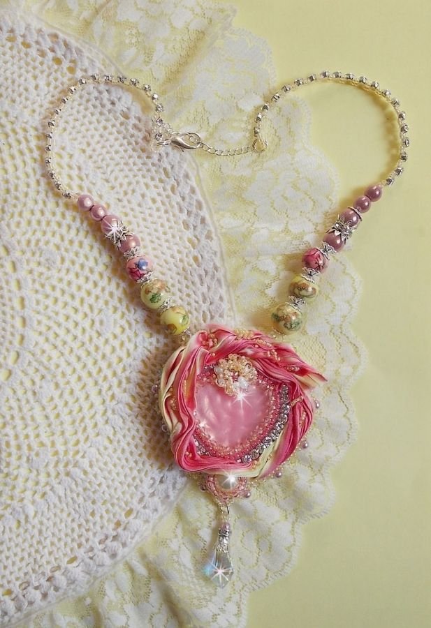 Colar Tender Heart Necklace bordado com fita de seda rosa e amarela, contas de cerâmica, cristais Swarovski e contas de sementes