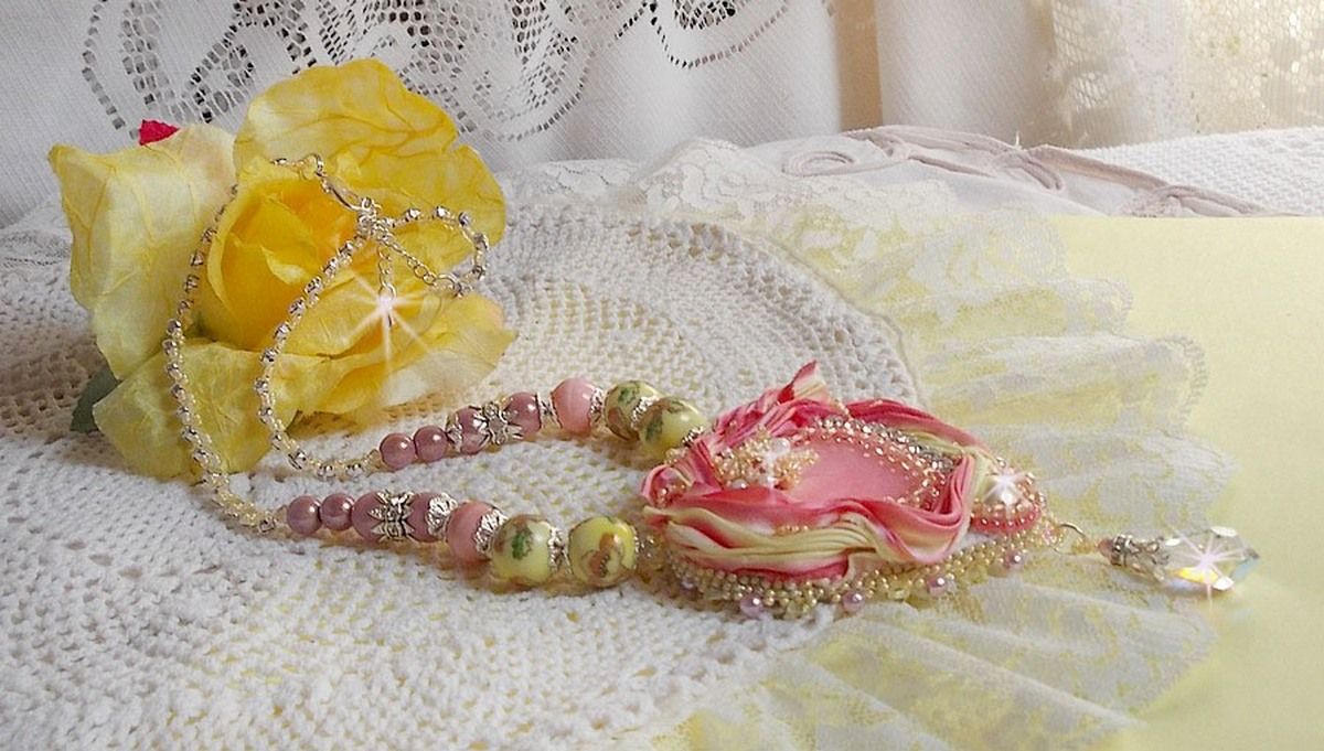 Colar Tender Heart Necklace bordado com fita de seda rosa e amarela, contas de cerâmica, cristais Swarovski e contas de sementes