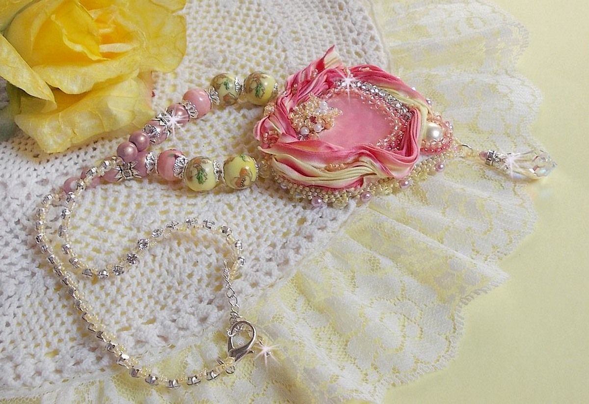Colar Tender Heart Necklace bordado com fita de seda rosa e amarela, contas de cerâmica, cristais Swarovski e contas de sementes
