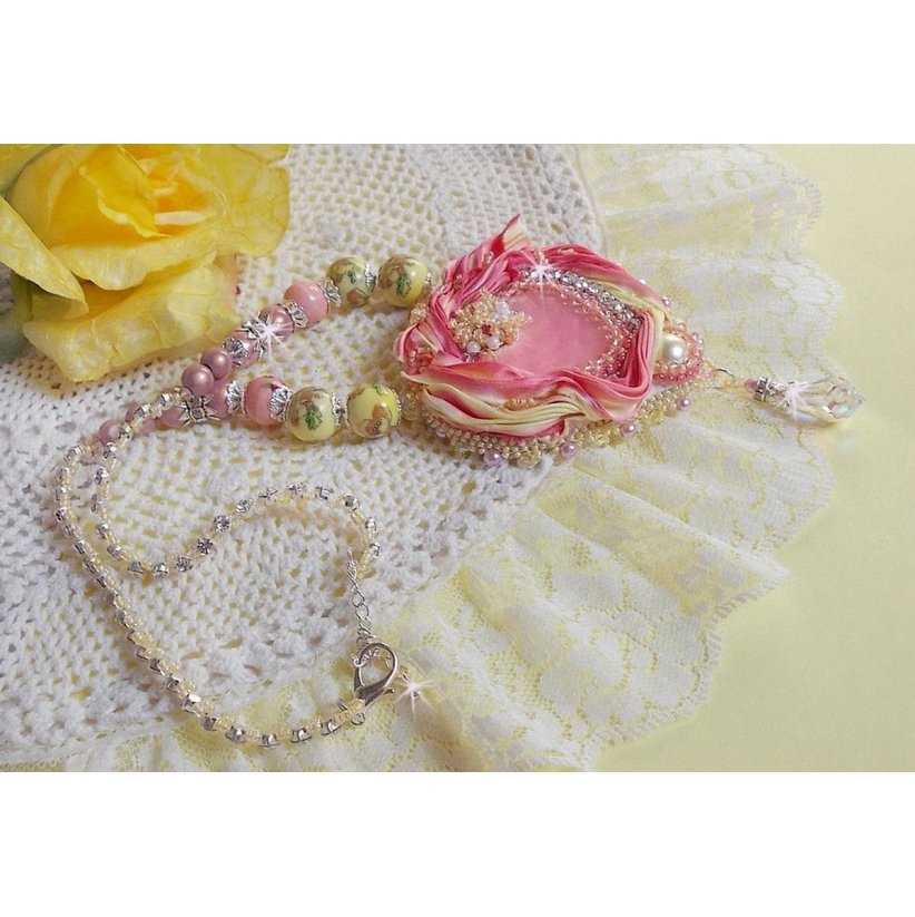 Colar Tender Heart Necklace bordado com fita de seda rosa e amarela, contas de cerâmica, cristais Swarovski e contas de sementes