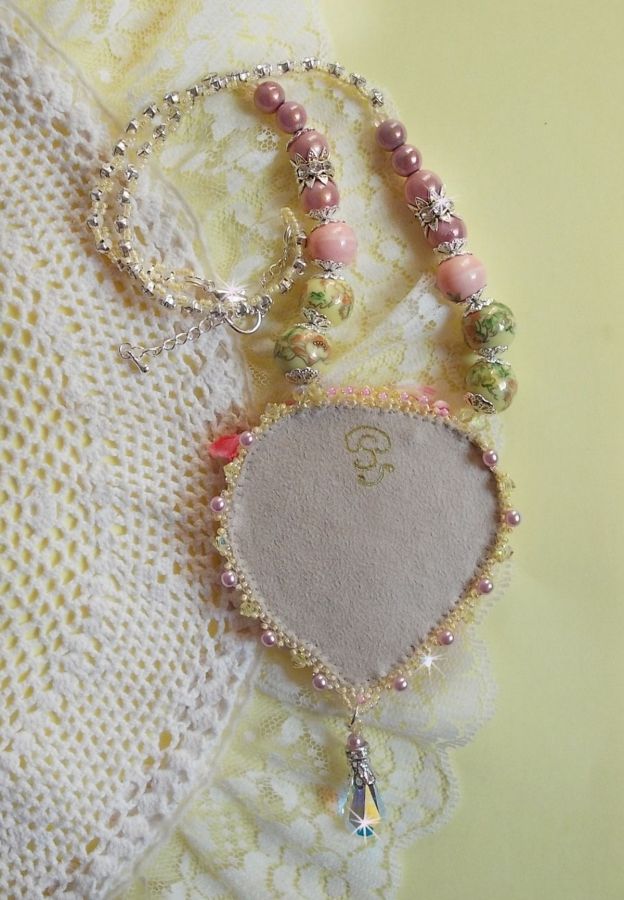 Colar Tender Heart Necklace bordado com fita de seda rosa e amarela, contas de cerâmica, cristais Swarovski e contas de sementes