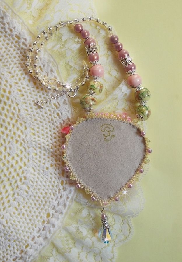 Colar Tender Heart Necklace bordado com fita de seda rosa e amarela, contas de cerâmica, cristais Swarovski e contas de sementes