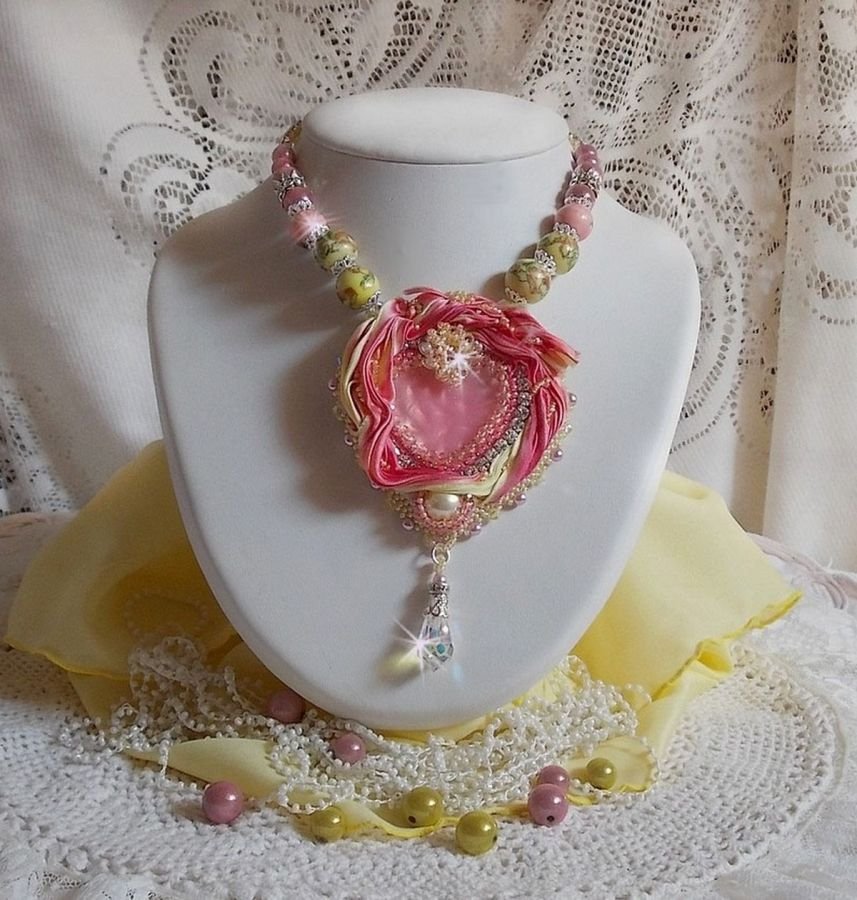 Colar Tender Heart Necklace bordado com fita de seda rosa e amarela, contas de cerâmica, cristais Swarovski e contas de sementes
