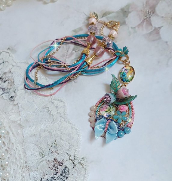  Collier Coquette cr&eacute;&eacute; avec deux estampes &agrave; laquelle s&rsquo;ajoute des fleurs en velours floqu&eacute;, perles aplaties Cristal, fleurs : Epoxy, Porcelaine, R&eacute;sine, cabochon loupe, rubans et cha&icirc;ne plaqu&eacute; Or