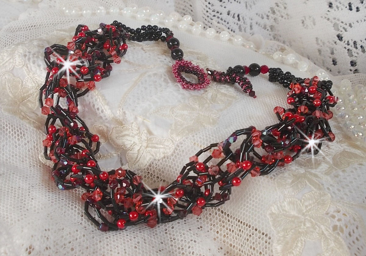 Colar de sensação com pérolas tubulares, cristais Swarovski e facetas