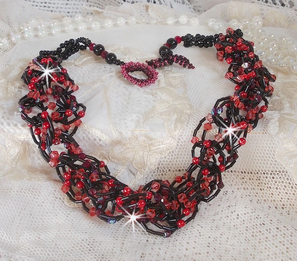 Colar de sensação com pérolas tubulares, cristais Swarovski e facetas