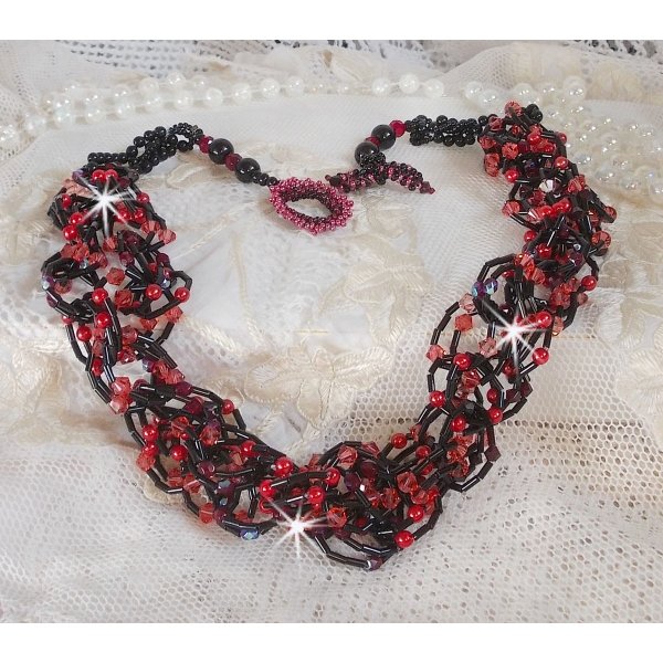 Colar de sensa&ccedil;&atilde;o com p&eacute;rolas tubulares, cristais Swarovski e facetas