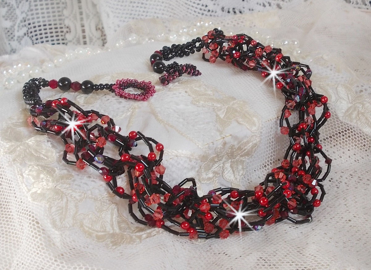 Colar de sensação com pérolas tubulares, cristais Swarovski e facetas