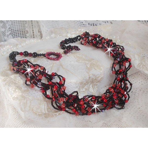 Colar de sensa&ccedil;&atilde;o com p&eacute;rolas tubulares, cristais Swarovski e facetas