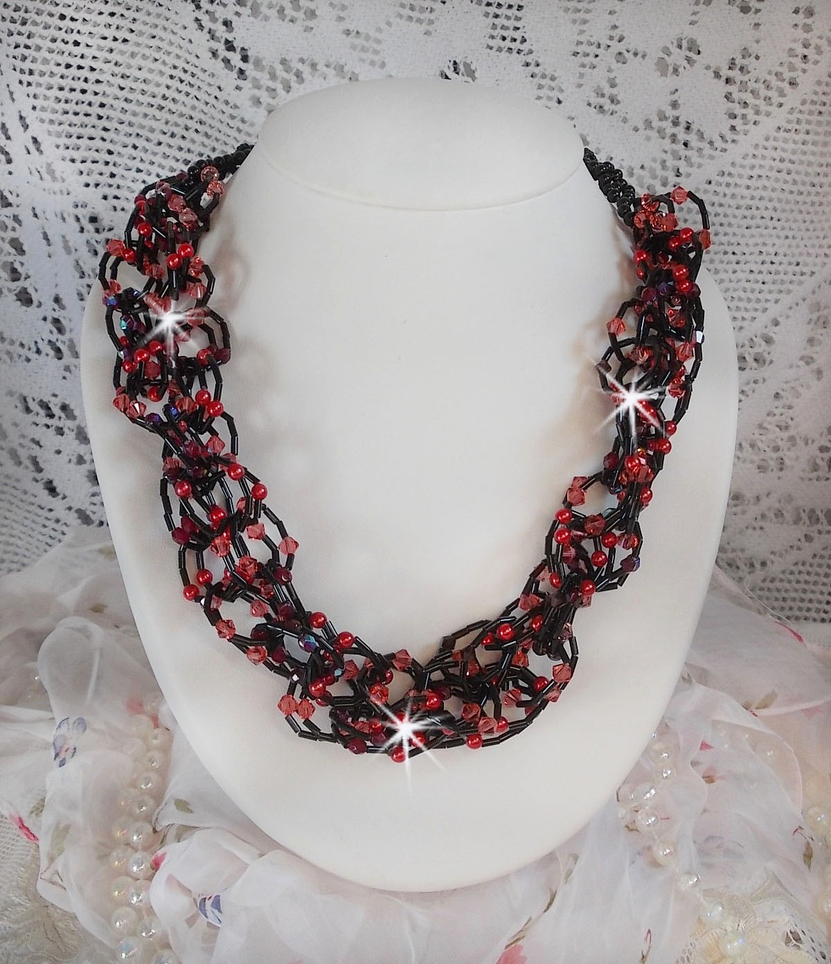 Colar de sensação com pérolas tubulares, cristais Swarovski e facetas