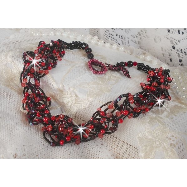 Colar de sensa&ccedil;&atilde;o com p&eacute;rolas tubulares, cristais Swarovski e facetas