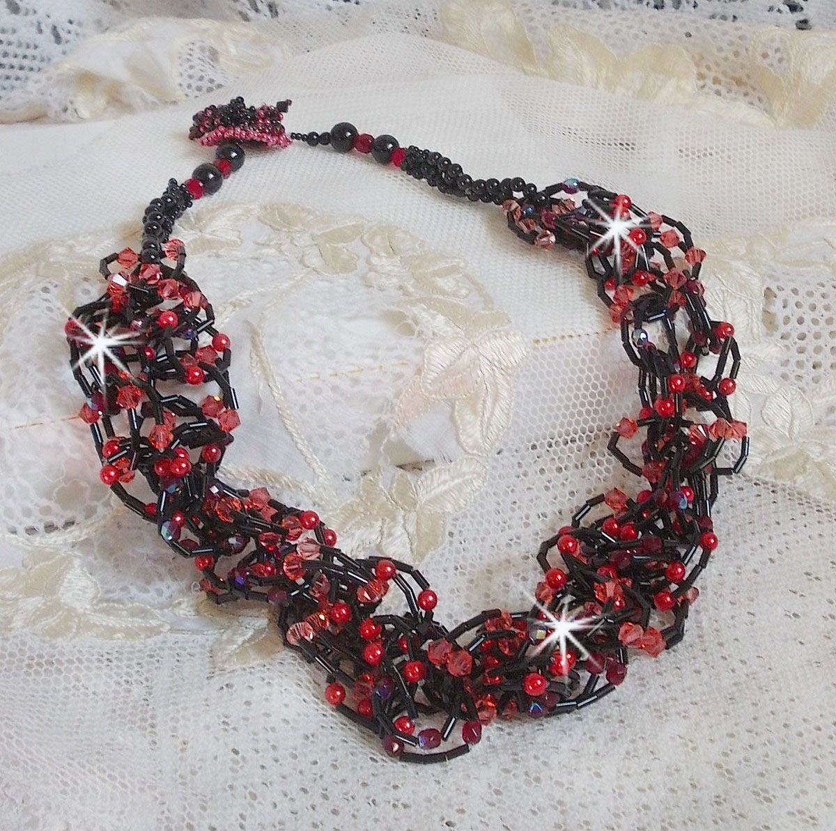 Colar de sensação com pérolas tubulares, cristais Swarovski e facetas
