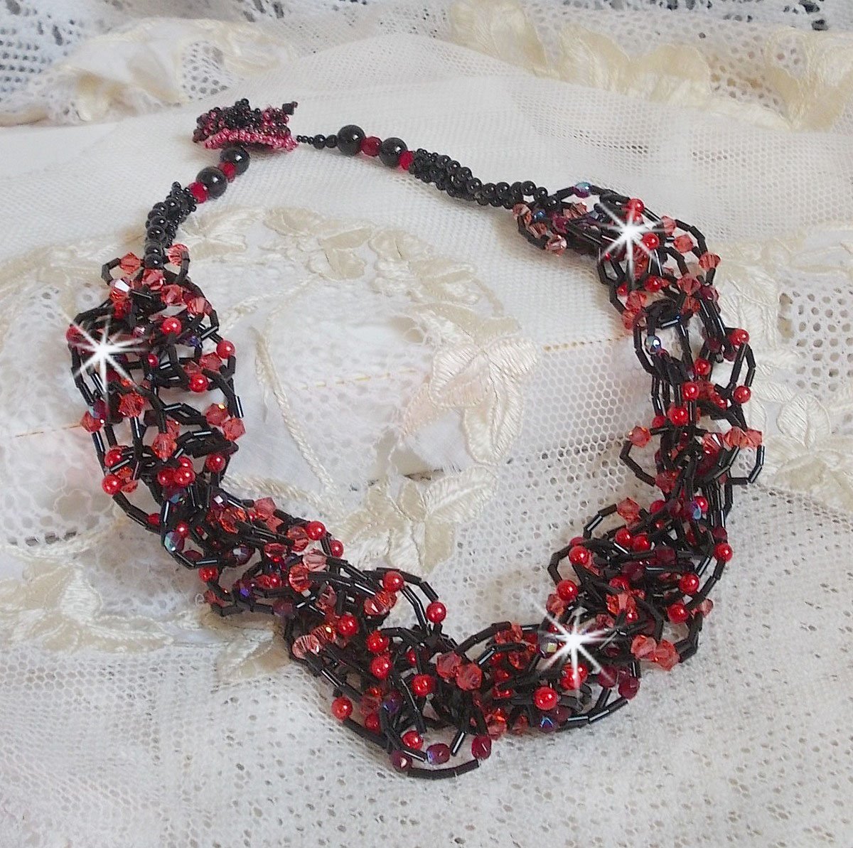 Colar de sensação com pérolas tubulares, cristais Swarovski e facetas