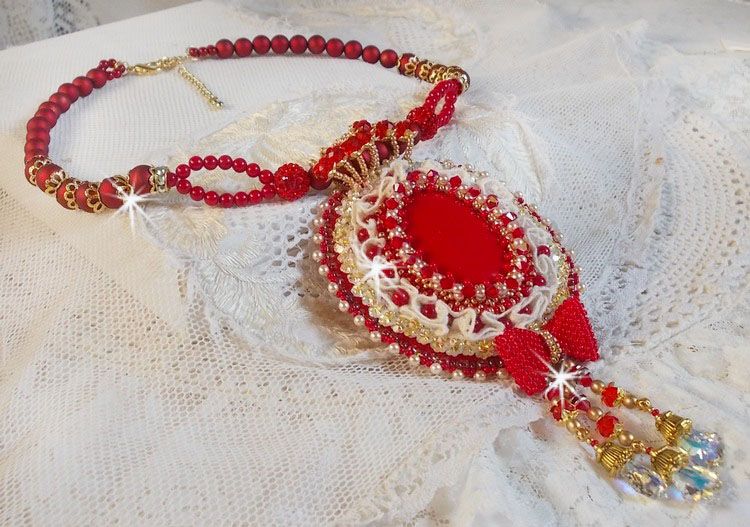 Nous Deux Haute-Couture pingente barroco bordado com pérolas semi-preciosas e cristal Swarovski 