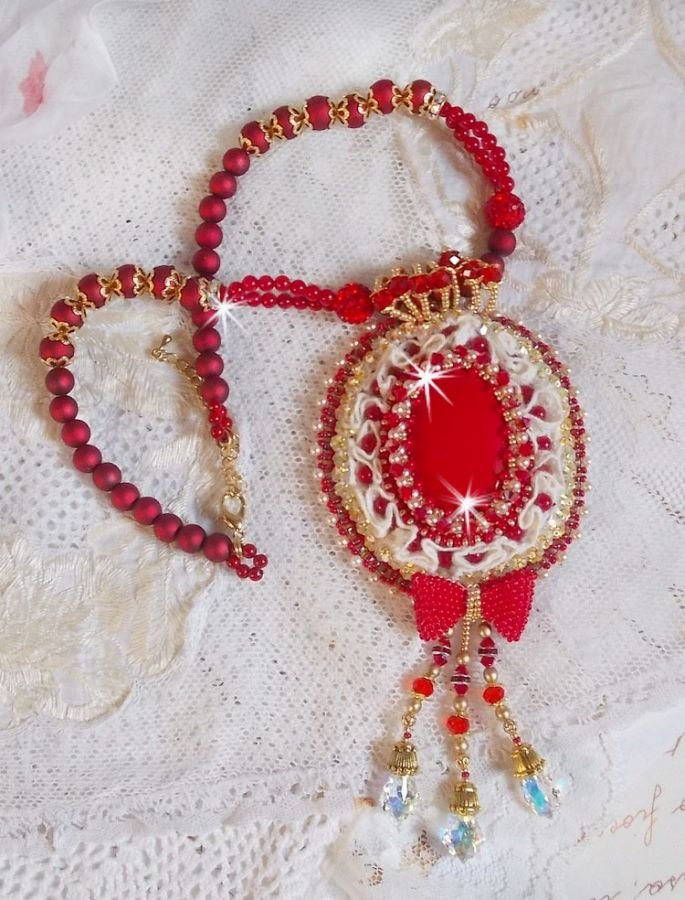 Nous Deux Haute-Couture pingente barroco bordado com pérolas semi-preciosas e cristal Swarovski 