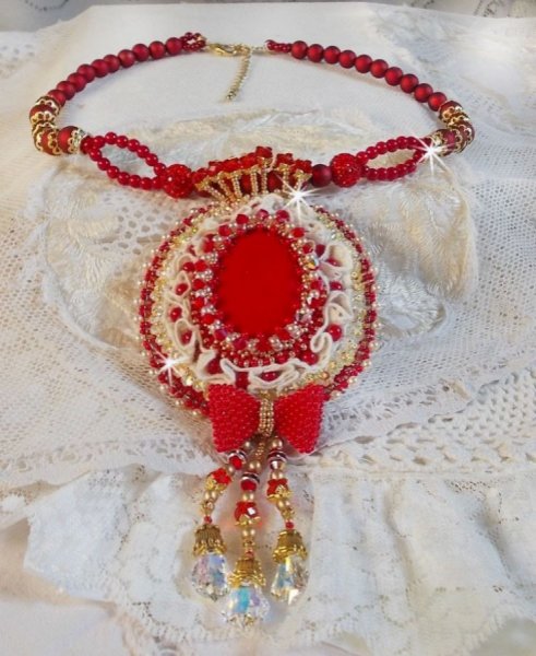 Nous Deux Haute-Couture pingente barroco bordado com p&eacute;rolas semi-preciosas e cristal Swarovski 