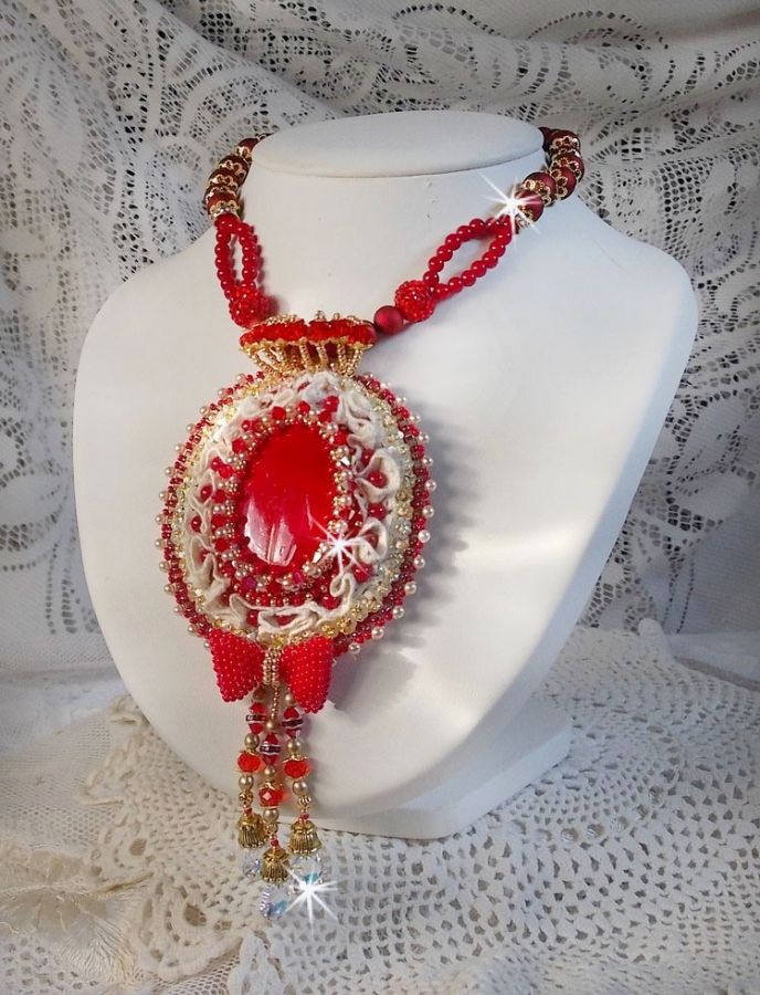 Nous Deux Haute-Couture pingente barroco bordado com pérolas semi-preciosas e cristal Swarovski 