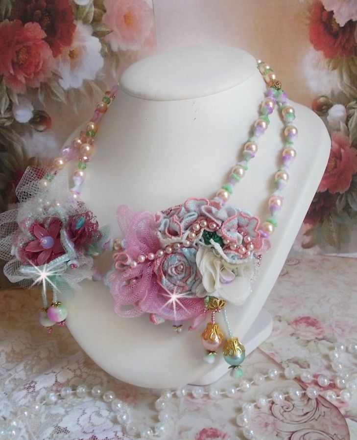 Colar Douceur Poudrée Haute-Couture criado com renda, cristais Swarovski, Jade, pérolas, acessórios banhados a ouro Flash em latão de 24 quilates e rocailles.