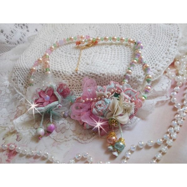 Colar Douceur Poudr&eacute;e Haute-Couture criado com renda, cristais Swarovski, Jade, p&eacute;rolas, acess&oacute;rios banhados a ouro Flash em lat&atilde;o de 24 quilates e rocailles.