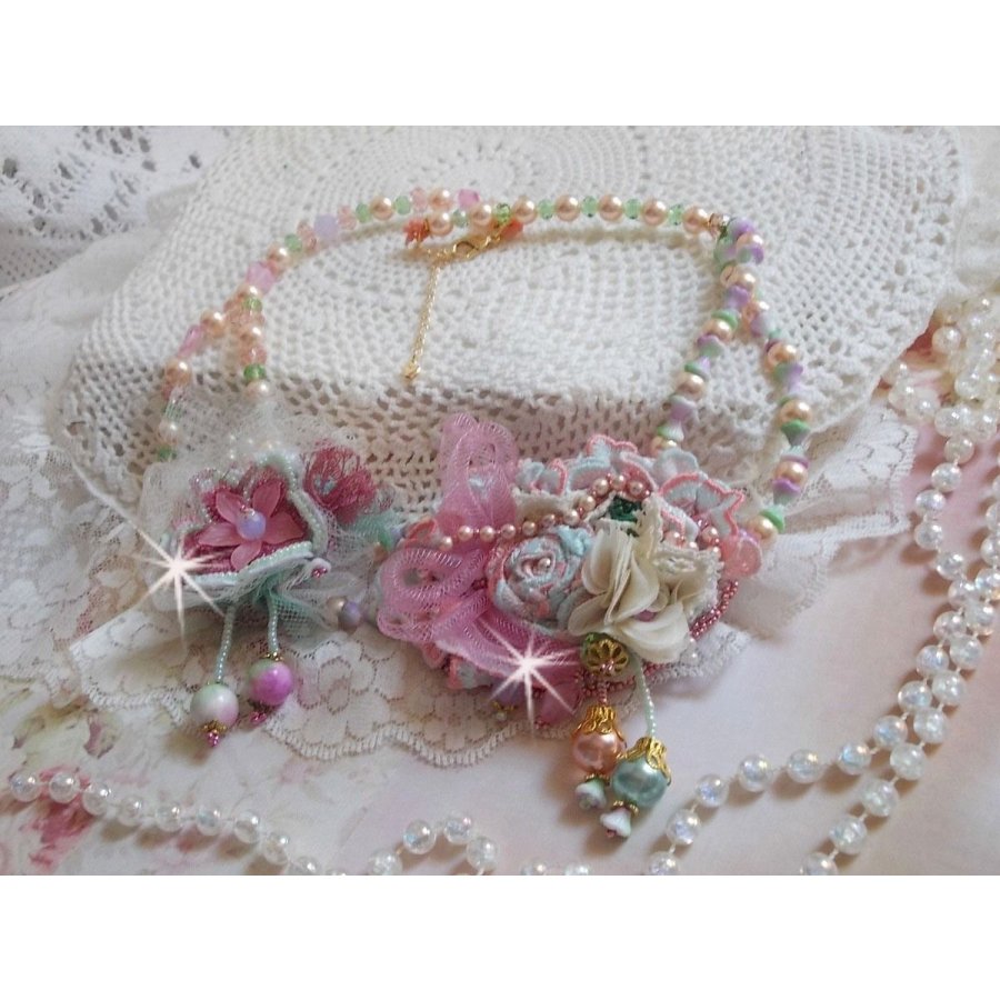 Colar Douceur Poudrée Haute-Couture criado com renda, cristais Swarovski, Jade, pérolas, acessórios banhados a ouro Flash em latão de 24 quilates e rocailles.