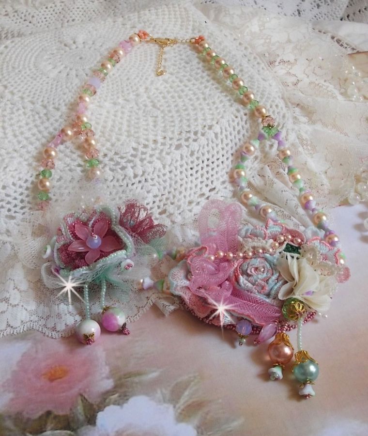 Colar Douceur Poudrée Haute-Couture criado com renda, cristais Swarovski, Jade, pérolas, acessórios banhados a ouro Flash em latão de 24 quilates e rocailles.