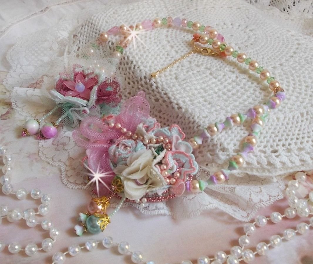 Colar Douceur Poudrée Haute-Couture criado com renda, cristais Swarovski, Jade, pérolas, acessórios banhados a ouro Flash em latão de 24 quilates e rocailles.