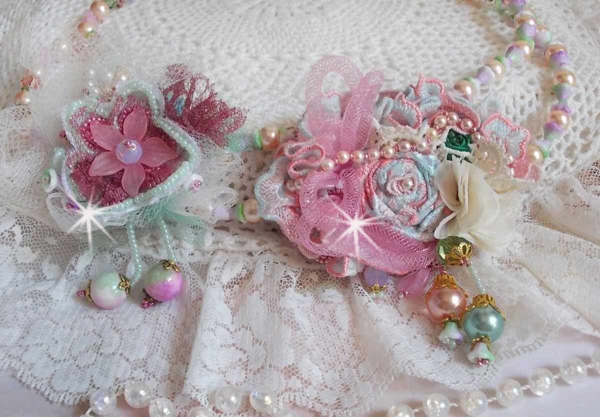 Colar Douceur Poudrée Haute-Couture criado com renda, cristais Swarovski, Jade, pérolas, acessórios banhados a ouro Flash em latão de 24 quilates e rocailles.
