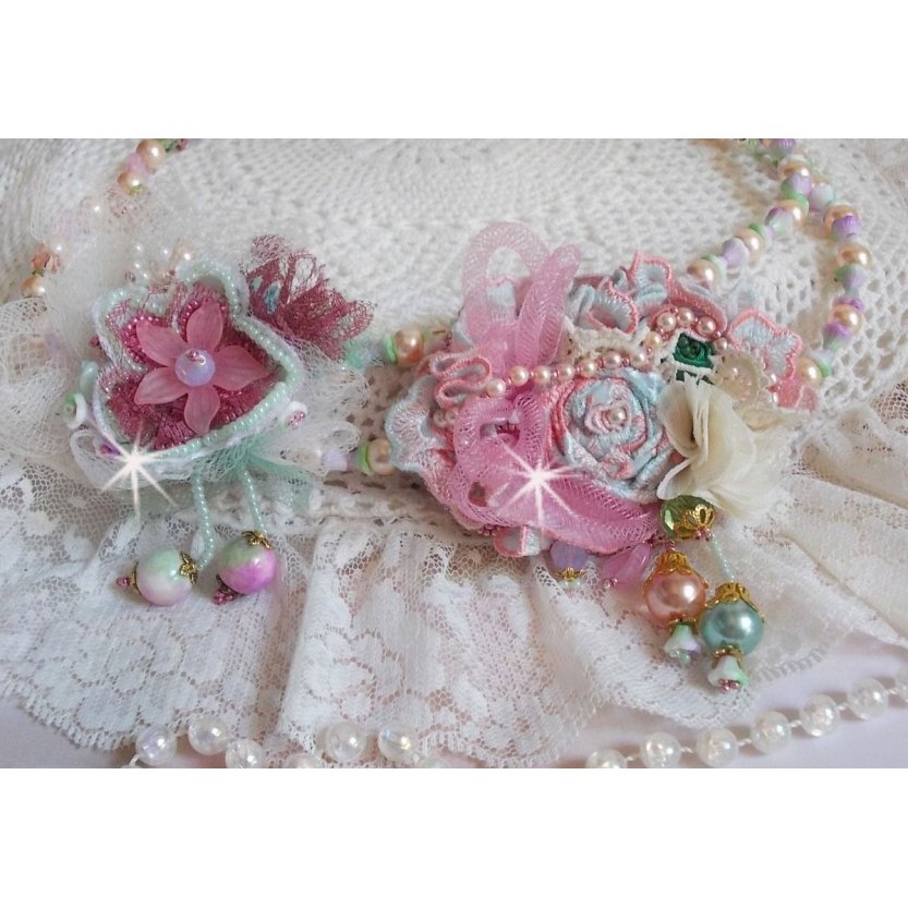 Colar Douceur Poudrée Haute-Couture criado com renda, cristais Swarovski, Jade, pérolas, acessórios banhados a ouro Flash em latão de 24 quilates e rocailles.