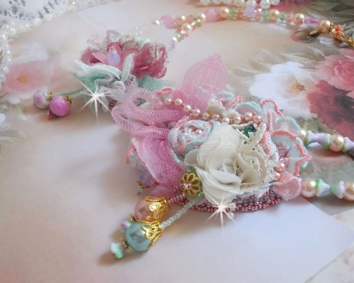 Colar Douceur Poudrée Haute-Couture criado com renda, cristais Swarovski, Jade, pérolas, acessórios banhados a ouro Flash em latão de 24 quilates e rocailles.