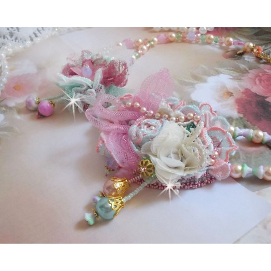 Colar Douceur Poudrée Haute-Couture criado com renda, cristais Swarovski, Jade, pérolas, acessórios banhados a ouro Flash em latão de 24 quilates e rocailles.