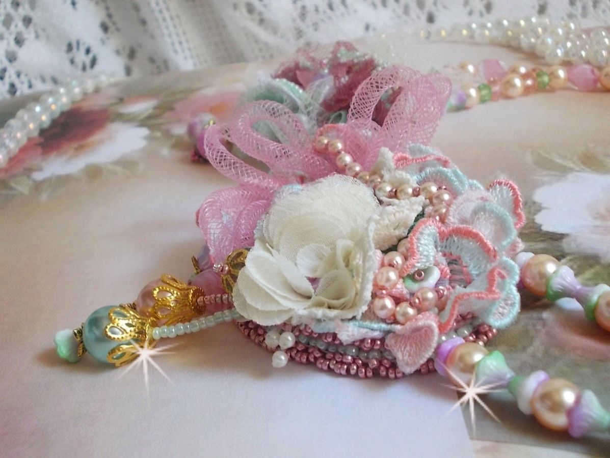 Colar Douceur Poudrée Haute-Couture criado com renda, cristais Swarovski, Jade, pérolas, acessórios banhados a ouro Flash em latão de 24 quilates e rocailles.