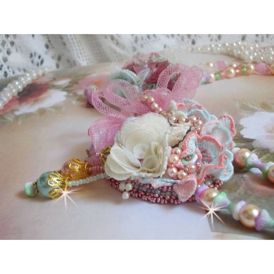 Colar Douceur Poudrée Haute-Couture criado com renda, cristais Swarovski, Jade, pérolas, acessórios banhados a ouro Flash em latão de 24 quilates e rocailles.