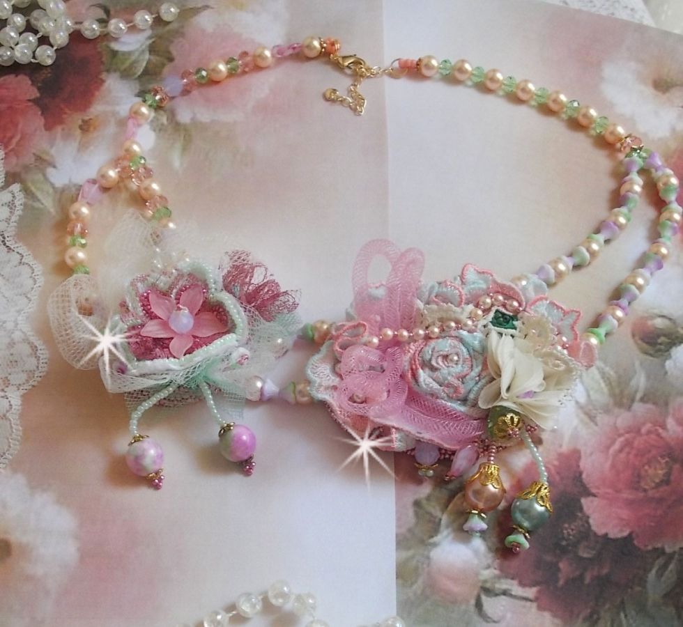 Colar Douceur Poudrée Haute-Couture criado com renda, cristais Swarovski, Jade, pérolas, acessórios banhados a ouro Flash em latão de 24 quilates e rocailles.
