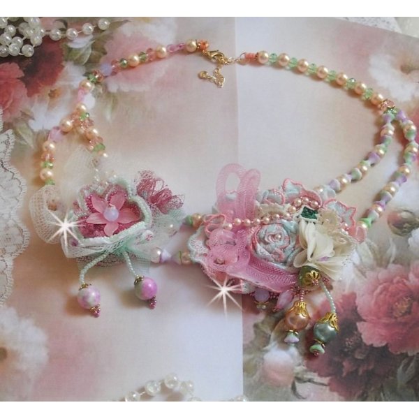 Colar Douceur Poudr&eacute;e Haute-Couture criado com renda, cristais Swarovski, Jade, p&eacute;rolas, acess&oacute;rios banhados a ouro Flash em lat&atilde;o de 24 quilates e rocailles.