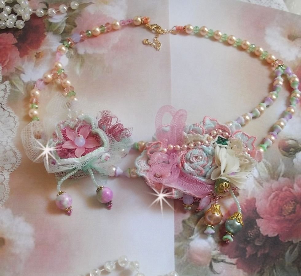 Colar Douceur Poudrée Haute-Couture criado com renda, cristais Swarovski, Jade, pérolas, acessórios banhados a ouro Flash em latão de 24 quilates e rocailles.