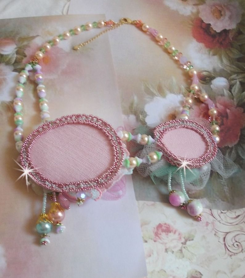 Colar Douceur Poudrée Haute-Couture criado com renda, cristais Swarovski, Jade, pérolas, acessórios banhados a ouro Flash em latão de 24 quilates e rocailles.