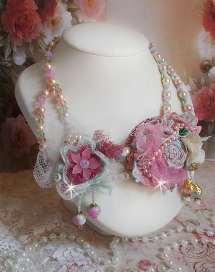 Colar Douceur Poudrée Haute-Couture criado com renda, cristais Swarovski, Jade, pérolas, acessórios banhados a ouro Flash em latão de 24 quilates e rocailles.
