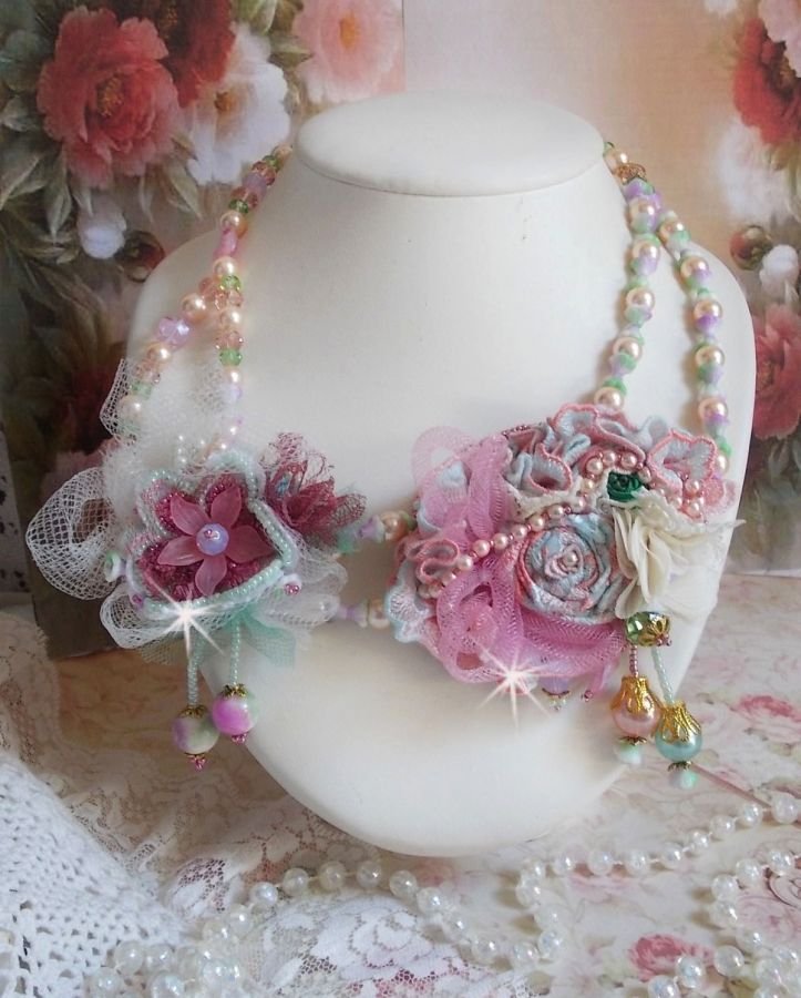 Colar Douceur Poudrée Haute-Couture criado com renda, cristais Swarovski, Jade, pérolas, acessórios banhados a ouro Flash em latão de 24 quilates e rocailles.