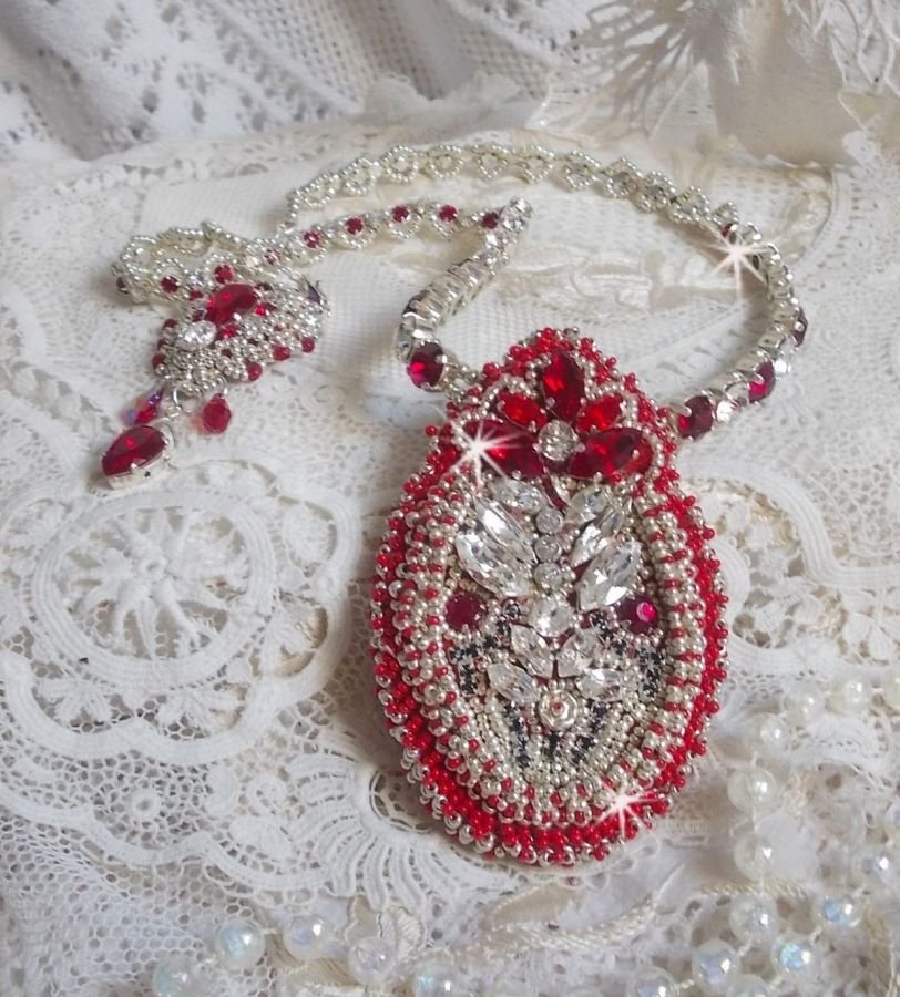 Colar Drigon Red bordado com cristais Swarovski vermelhos, contas de sementes de prata, strass, fivelas e correntes de prata 925/1000