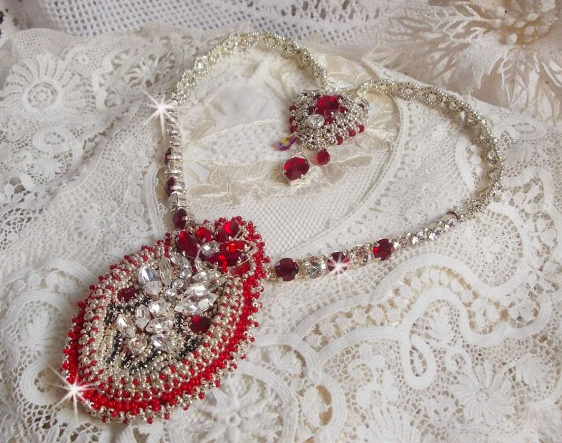 Colar Drigon Red bordado com cristais Swarovski vermelhos, contas de sementes de prata, strass, fivelas e correntes de prata 925/1000