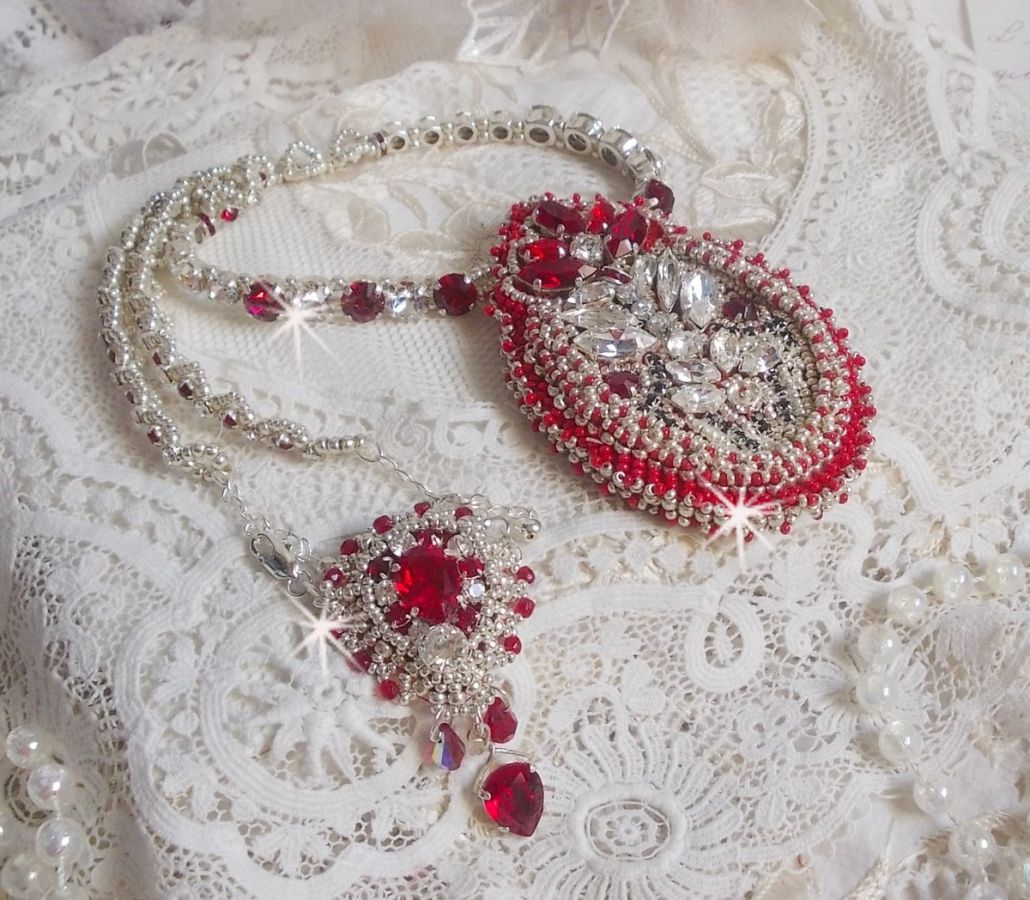 Colar Drigon Red bordado com cristais Swarovski vermelhos, contas de sementes de prata, strass, fivelas e correntes de prata 925/1000